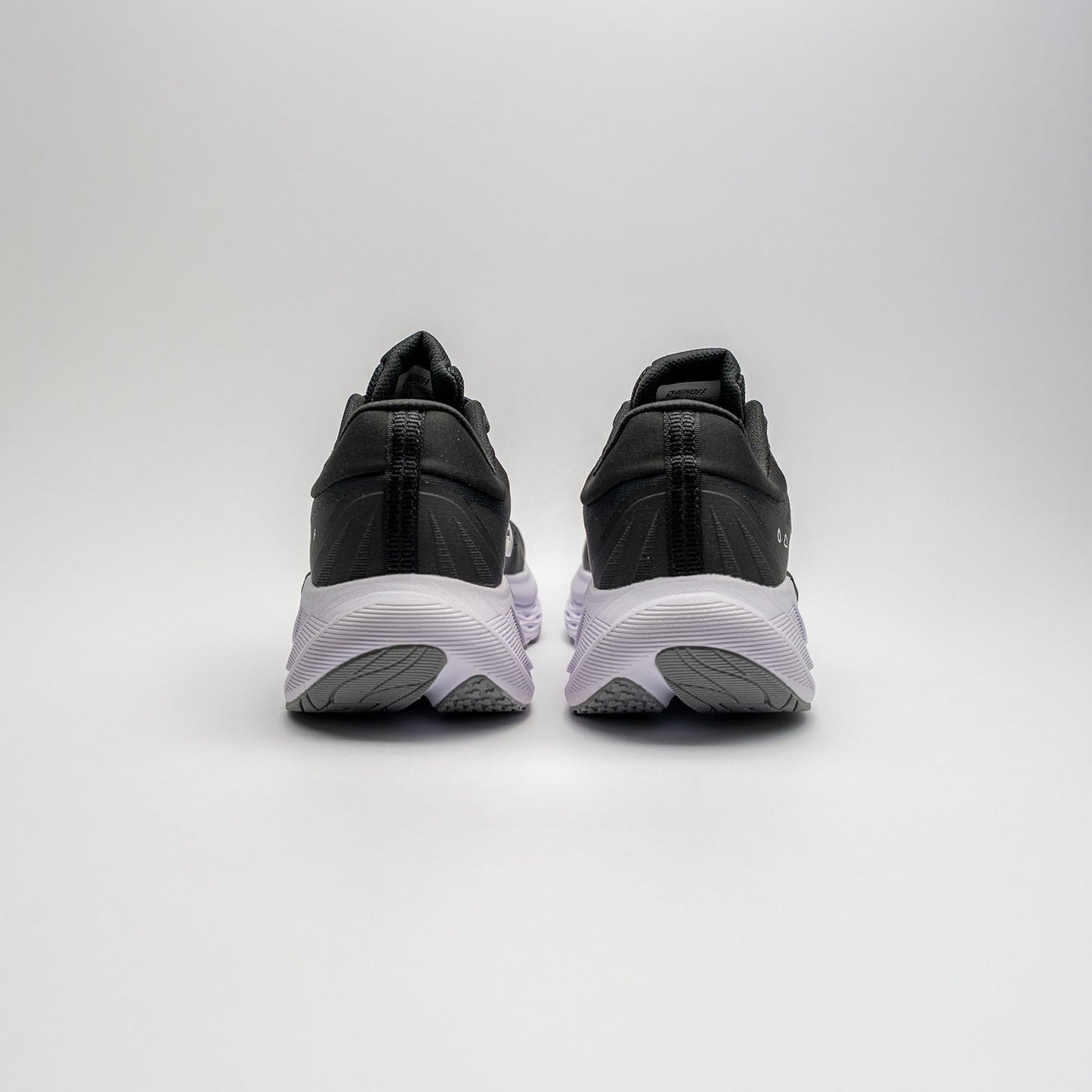 RUNOFF TENIS RUNNING HOMBRE NEGRO BLANCO 623558 001 LIVIANOS Y COMODOS