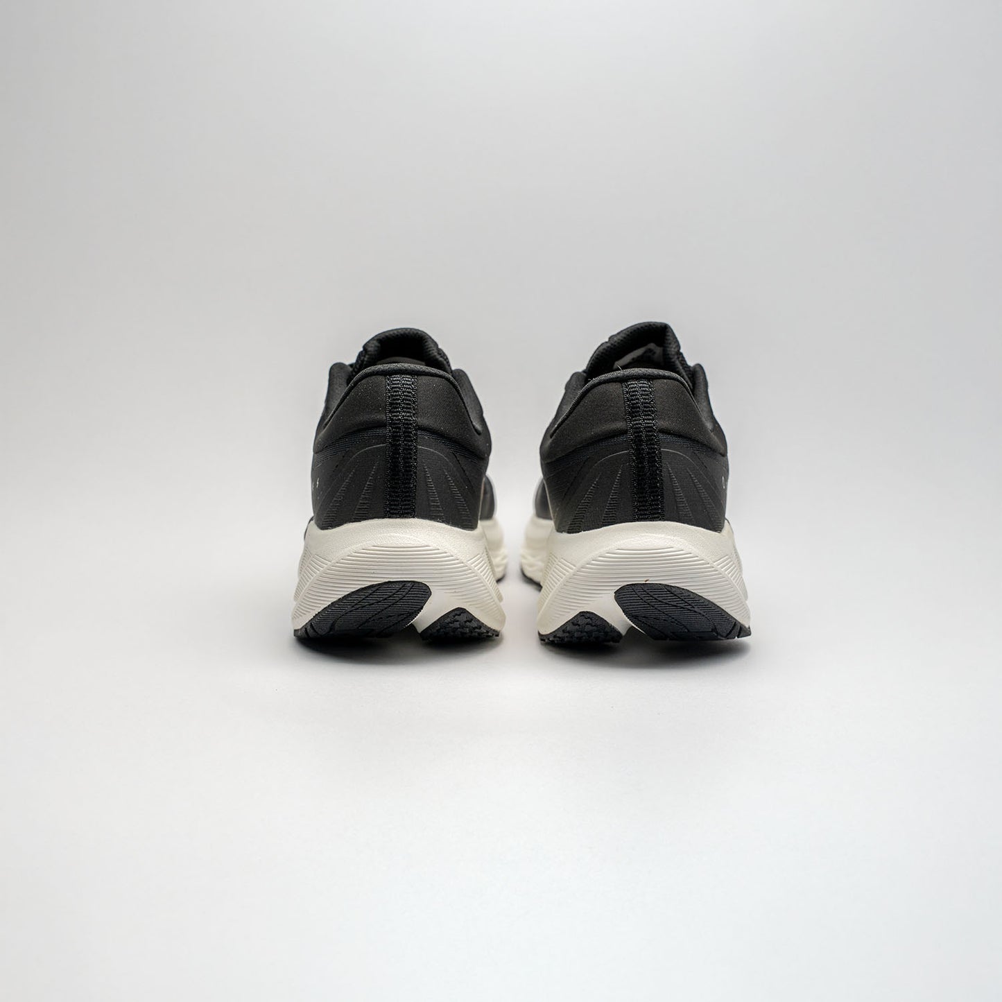 RUNOFF TENIS RUNNING HOMBRE NEGRO BLANCO 623558 005 LIVIANOS Y COMODOS